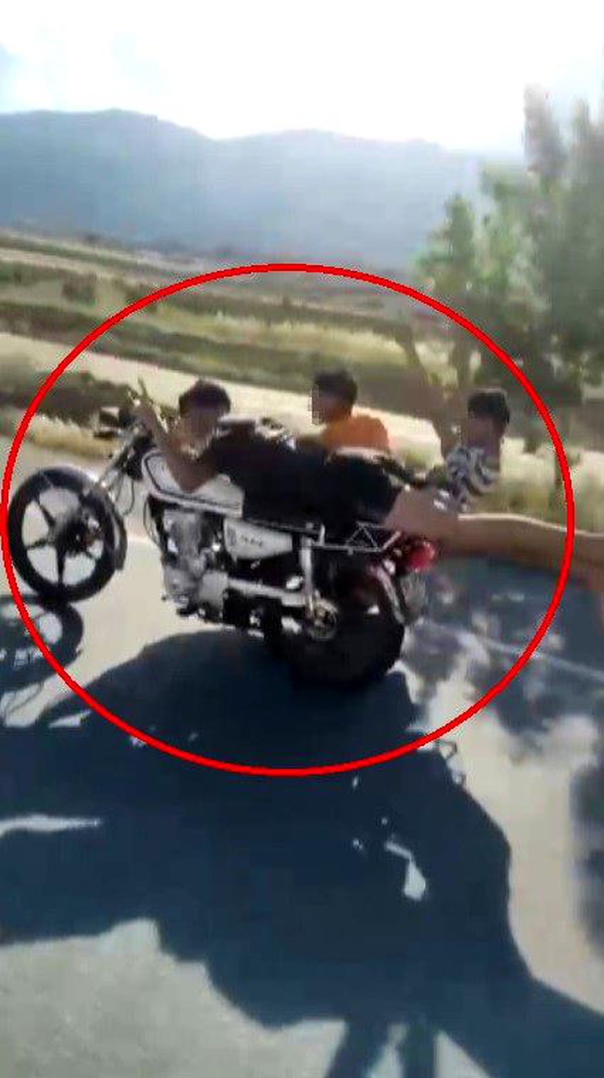Hatay'da Sepetli Motosiklet Sürücüsünün Tehlikeli Akrobasi Anları Kamerada