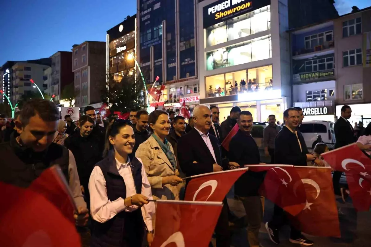 Muş'ta meşaleli gençlik yürüyüşü düzenlendi