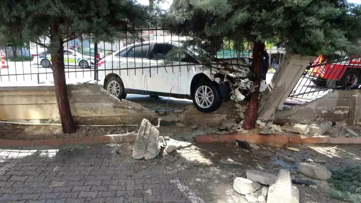 Malatya'da Kontrolden Çıkan Araç Duvara Çarptı, Yangın Çıktı