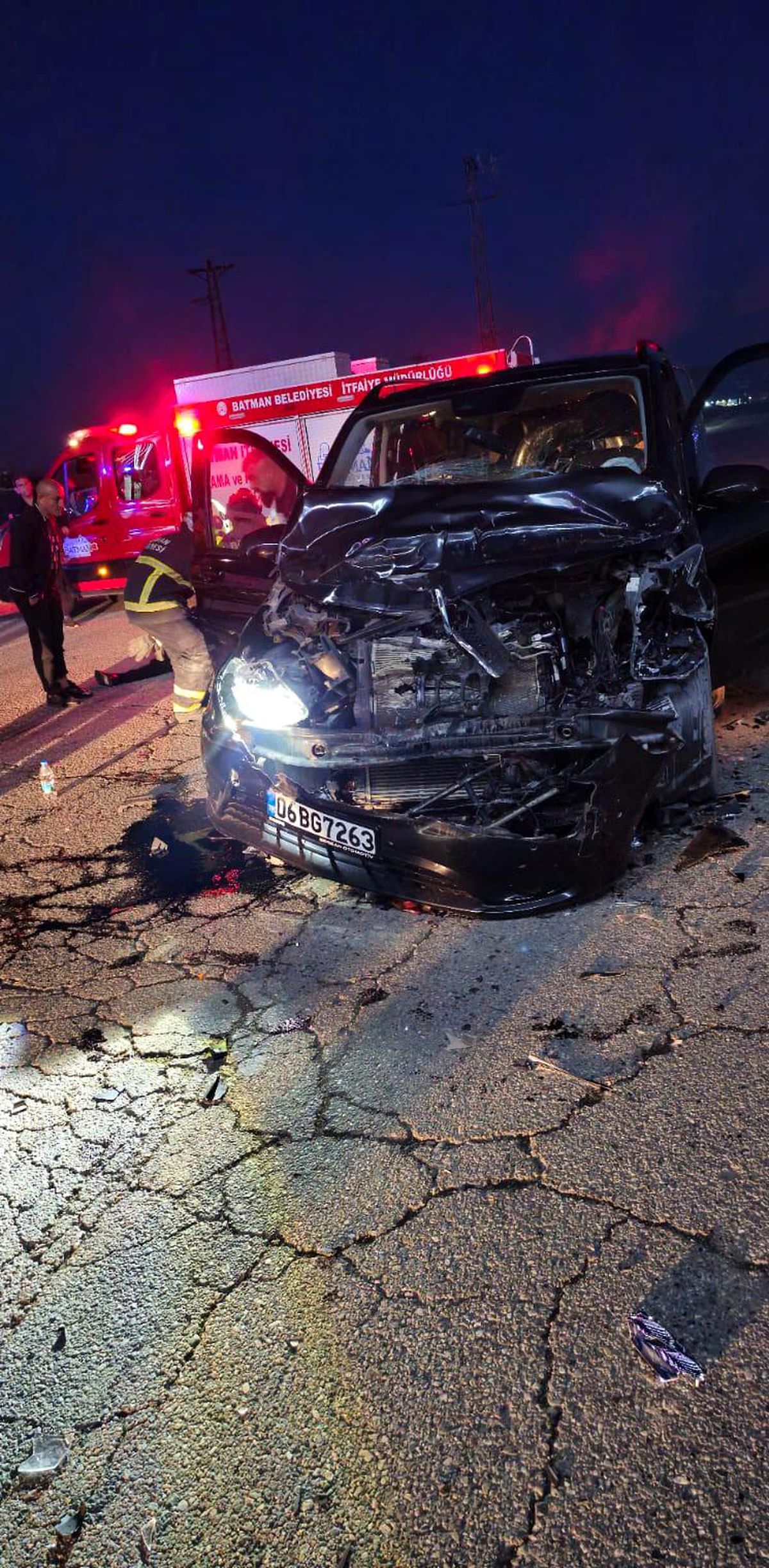 Batman'da Otomobil ile Kamyonet Çarpıştı: 5 Yaralı