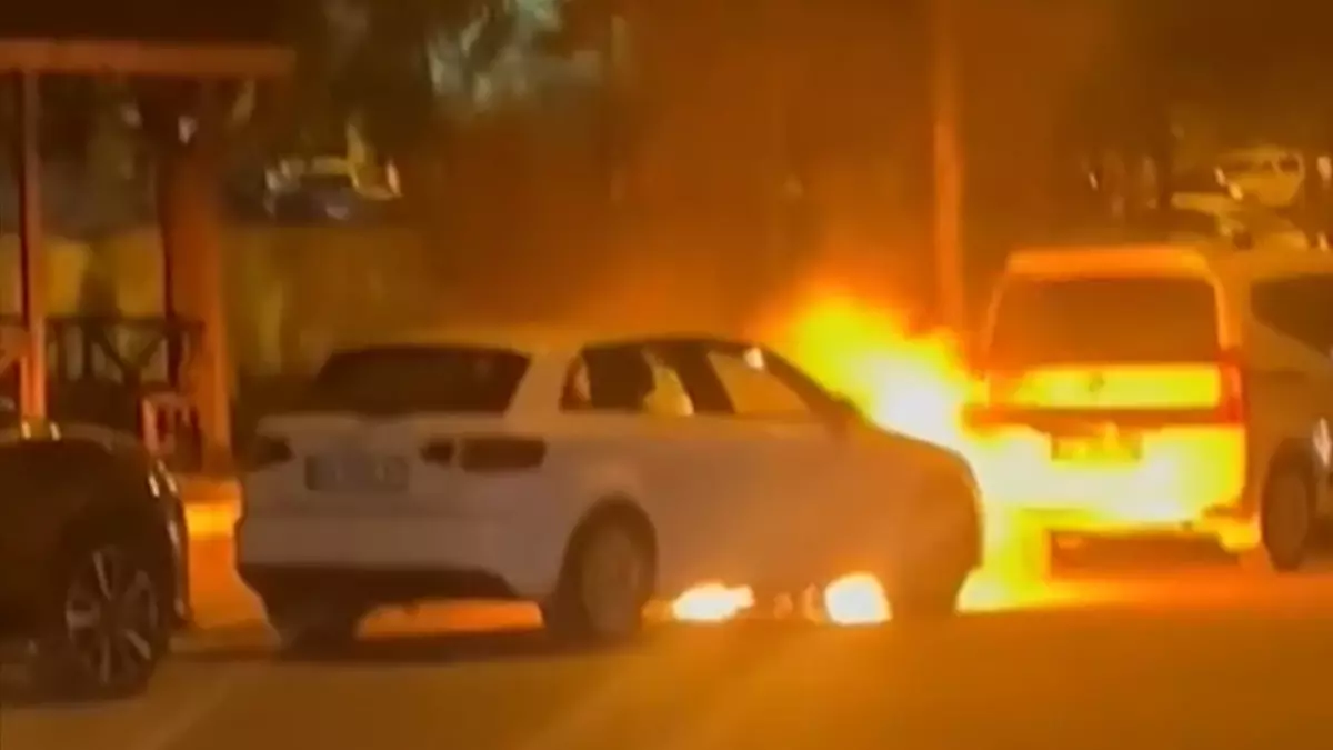 Birecik'te Park Halindeki Otomobil Alev Aldı