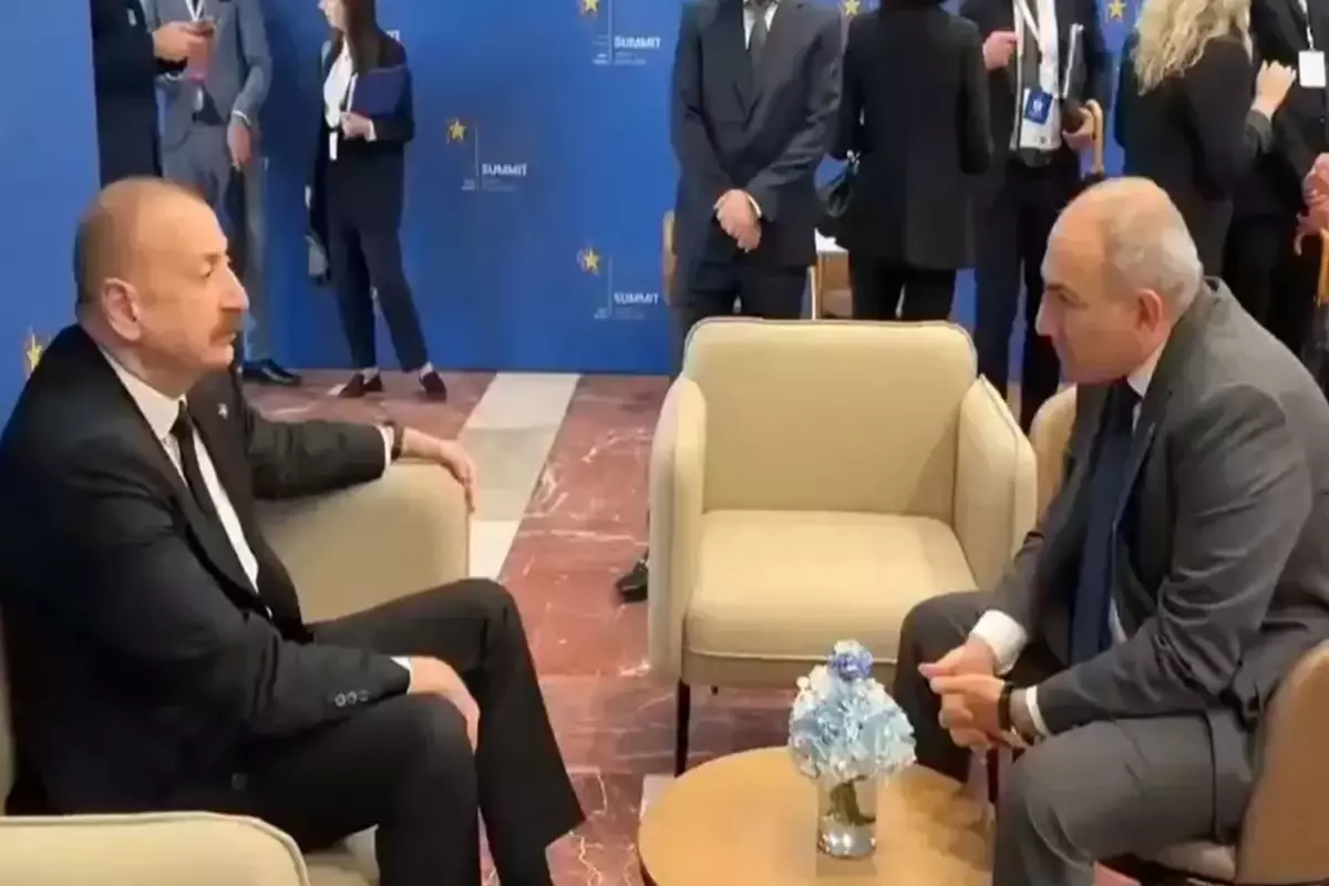 Paşinyan'ın Aliyev karşısındaki hali alay konusu oldu