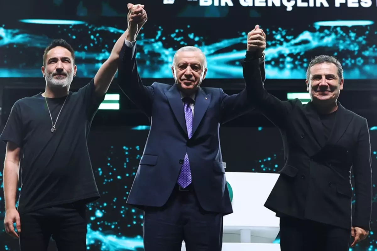 Sagopa Kajmer ve Ferhat Göçer söyledi, Erdoğan sahnede dinledi