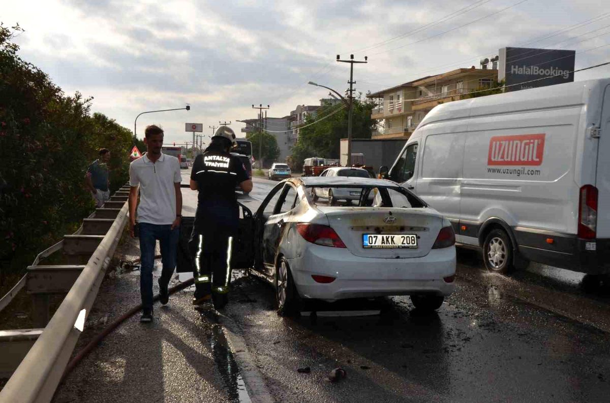 Antalya'da Seyir Halindeki Otomobil Alev Aldı