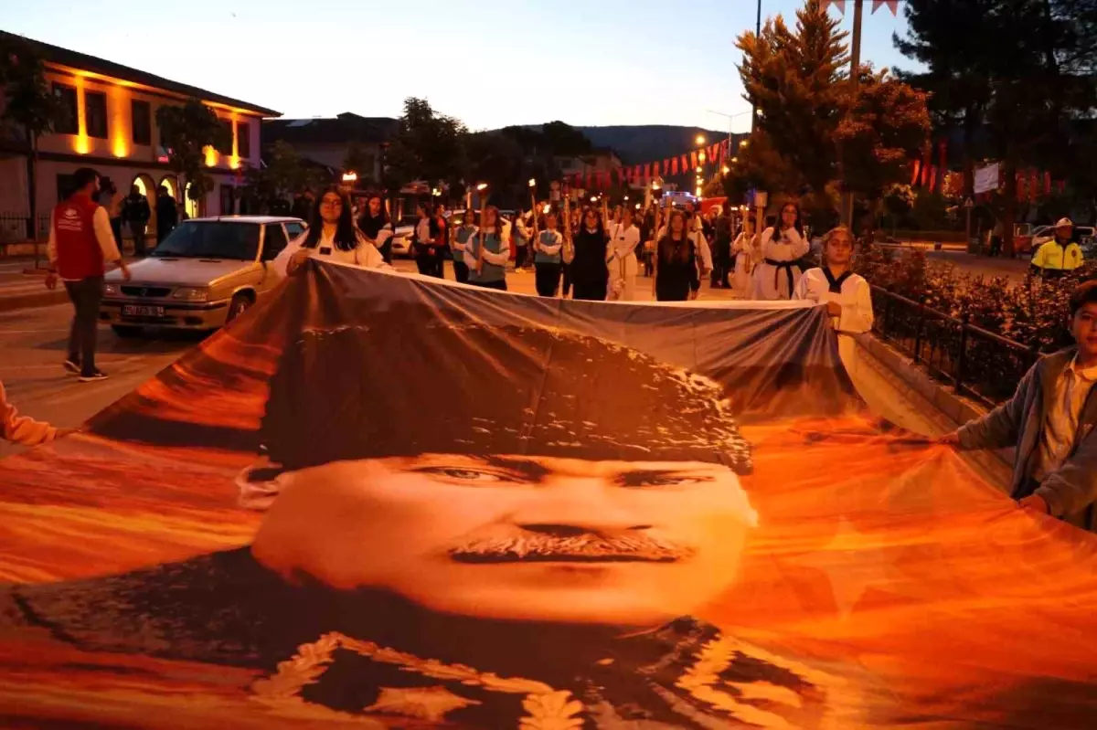 Taşova'da Atatürk İçin Coşkulu Yürüyüş