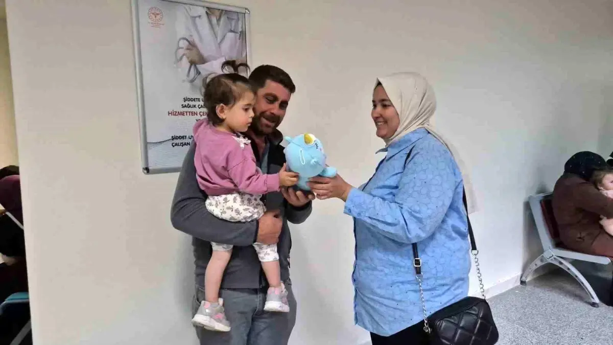 KYK Öğrencilerinden Hastanedeki Çocuklara Oyuncak Desteği