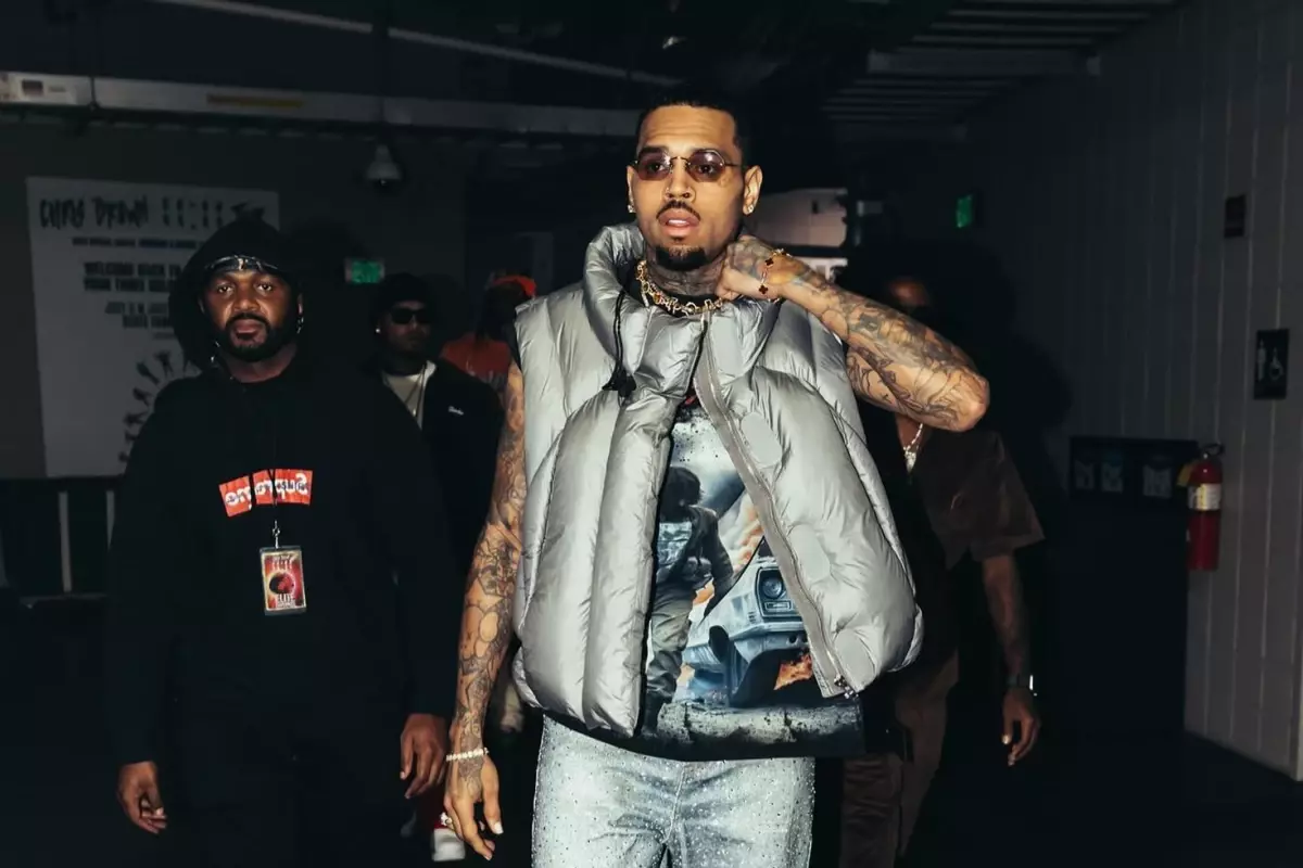 Ünlü şarkıcı Chris Brown tutukladı
