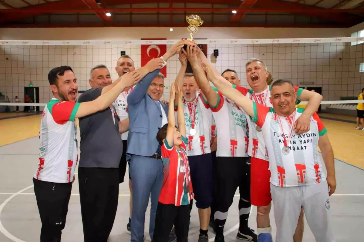 Köşk Kurumlar Arası Voleybol Turnuvası'nda Şampiyon Milli Eğitim Müdürü Oldu