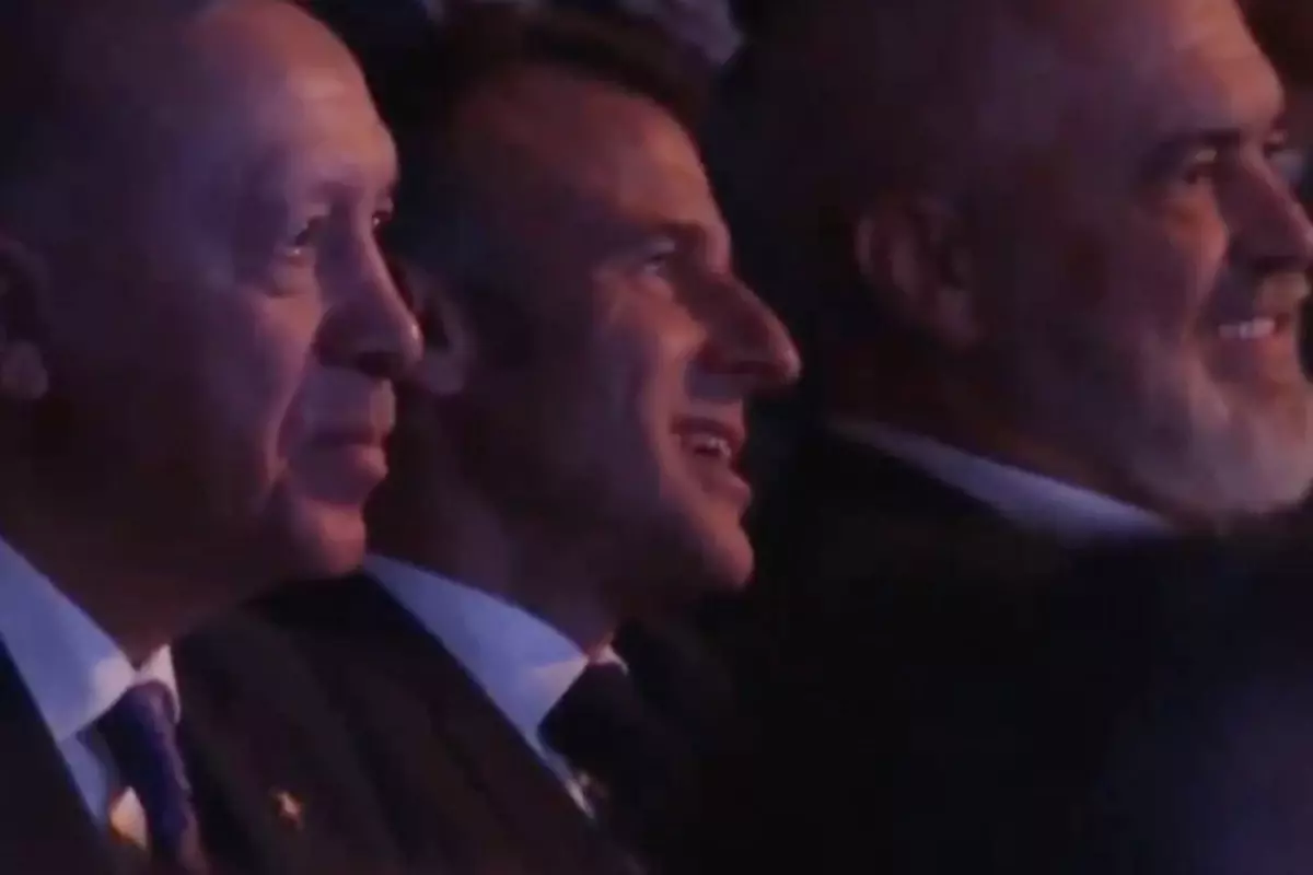Zirvede renkli anlar! Erdoğan'a yapay zekayla oluşturulan çocukluk hali gösterildi