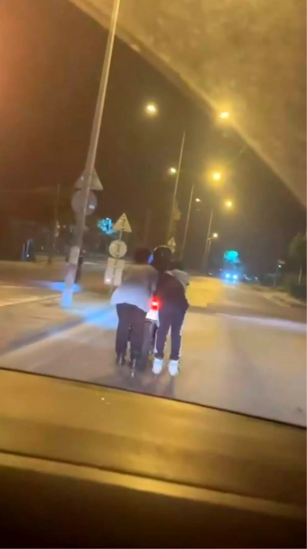 Arnavutköy'de Tehlikeli Patencilik: Motosikletin Arkasında Düşen Genç Kurtarıldı