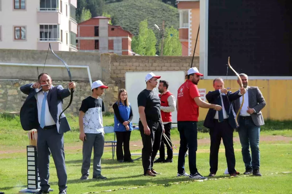 Bayburt'ta Gençlik Haftası Kapsamında Okçuluk Turnuvası Düzenlendi