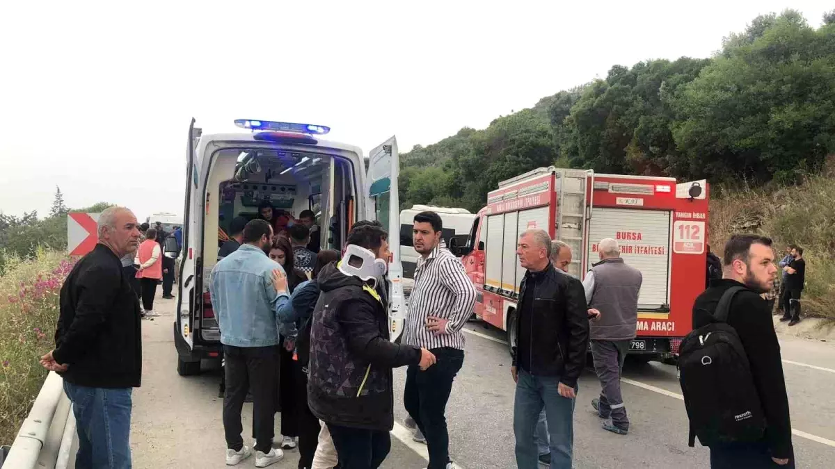 Bursa'da Minibüs ve Otomobil Çarpıştı: 12 Yaralı