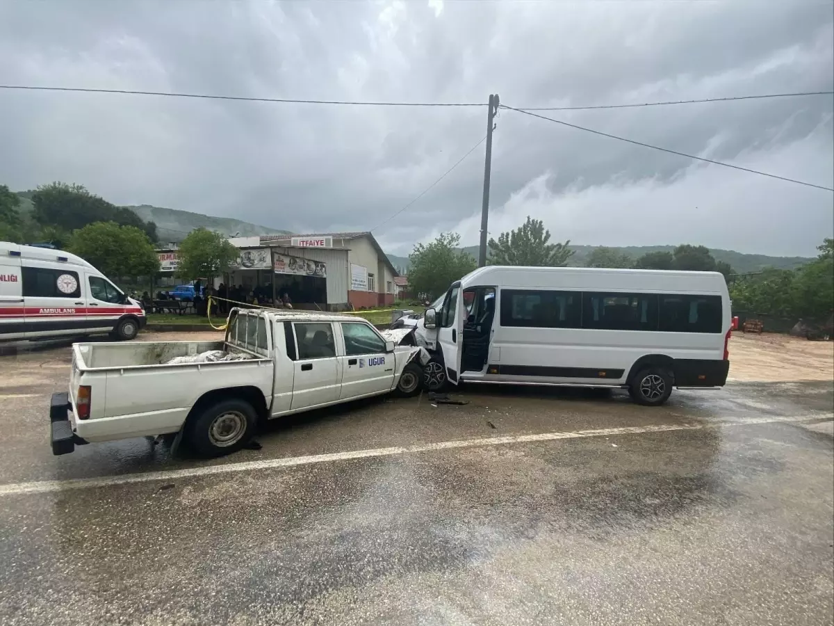 Karacabey'de Feci Kaza: 1 Ölü, 2 Yaralı
