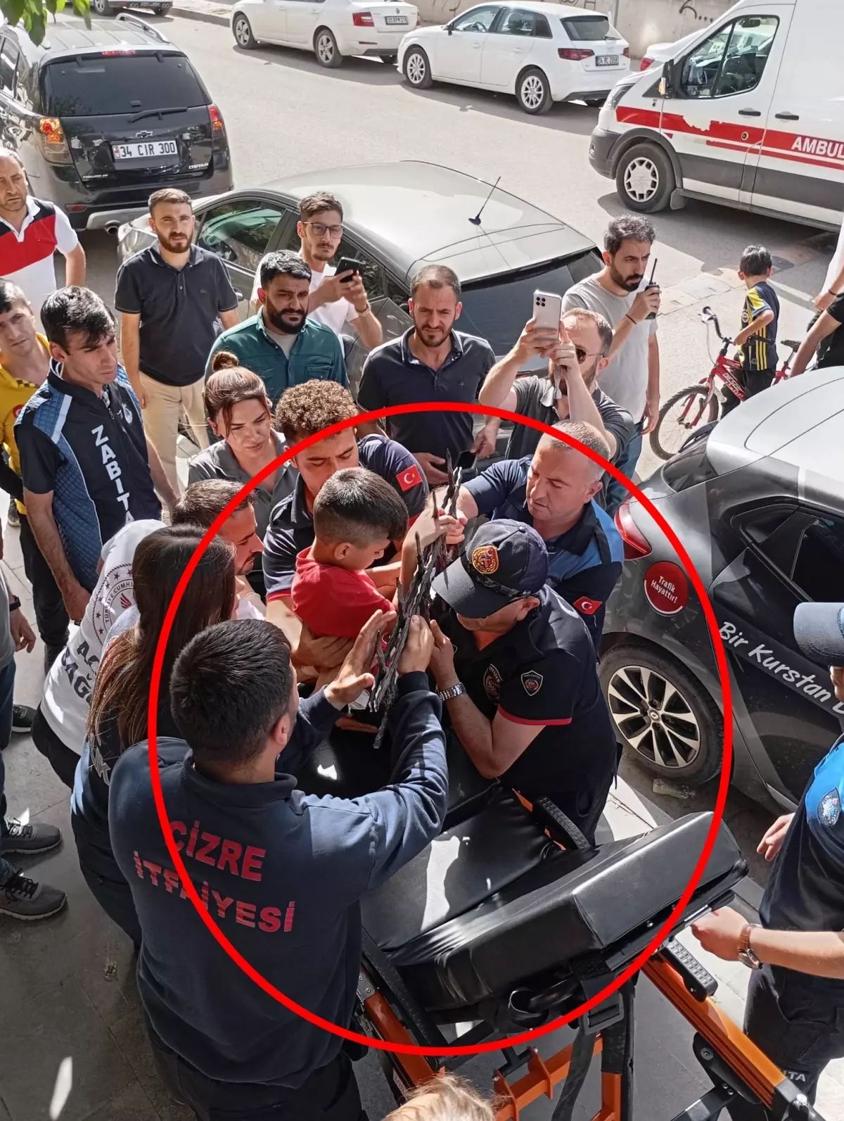 Cizre'de Dut Yemek İsterken Korkuluk Demirine Saplanan Çocuk Hastaneye Kaldırıldı
