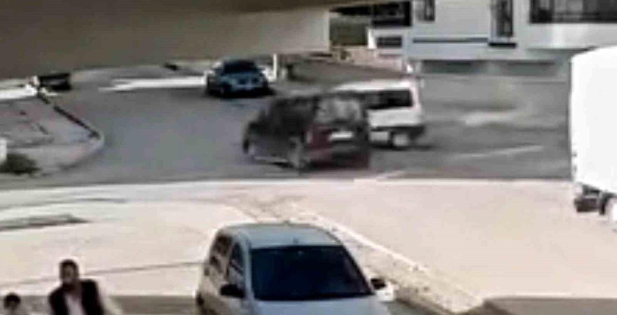Elazığ'da Hafif Ticari Araçların Karıştığı Trafik Kazası Güvenlik Kamerasında