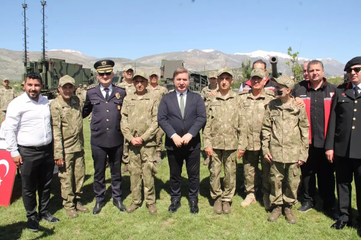 Özel Gereksinimli Bireyler Bir Günlüğüne Askerlik Heyecanı Yaşadı