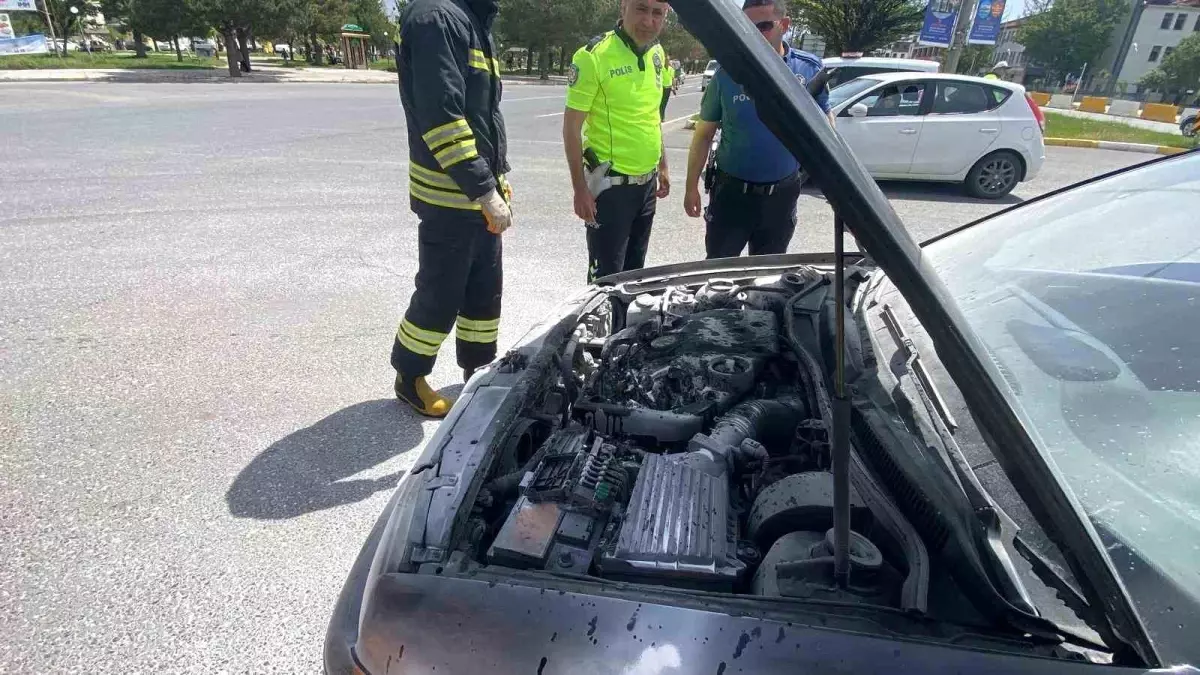 Erzincan'da Seyir Halindeki Araç Alev Aldı