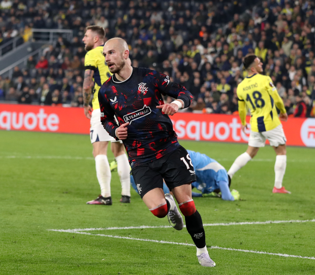 Fenerbahçe'yi Avrupa'dan eden futbolcu Süper Lig devine imzayı atıyor Fenerbahçe'yi Avrupa'dan eden futbolcu Süper Lig devine imzayı atıyor