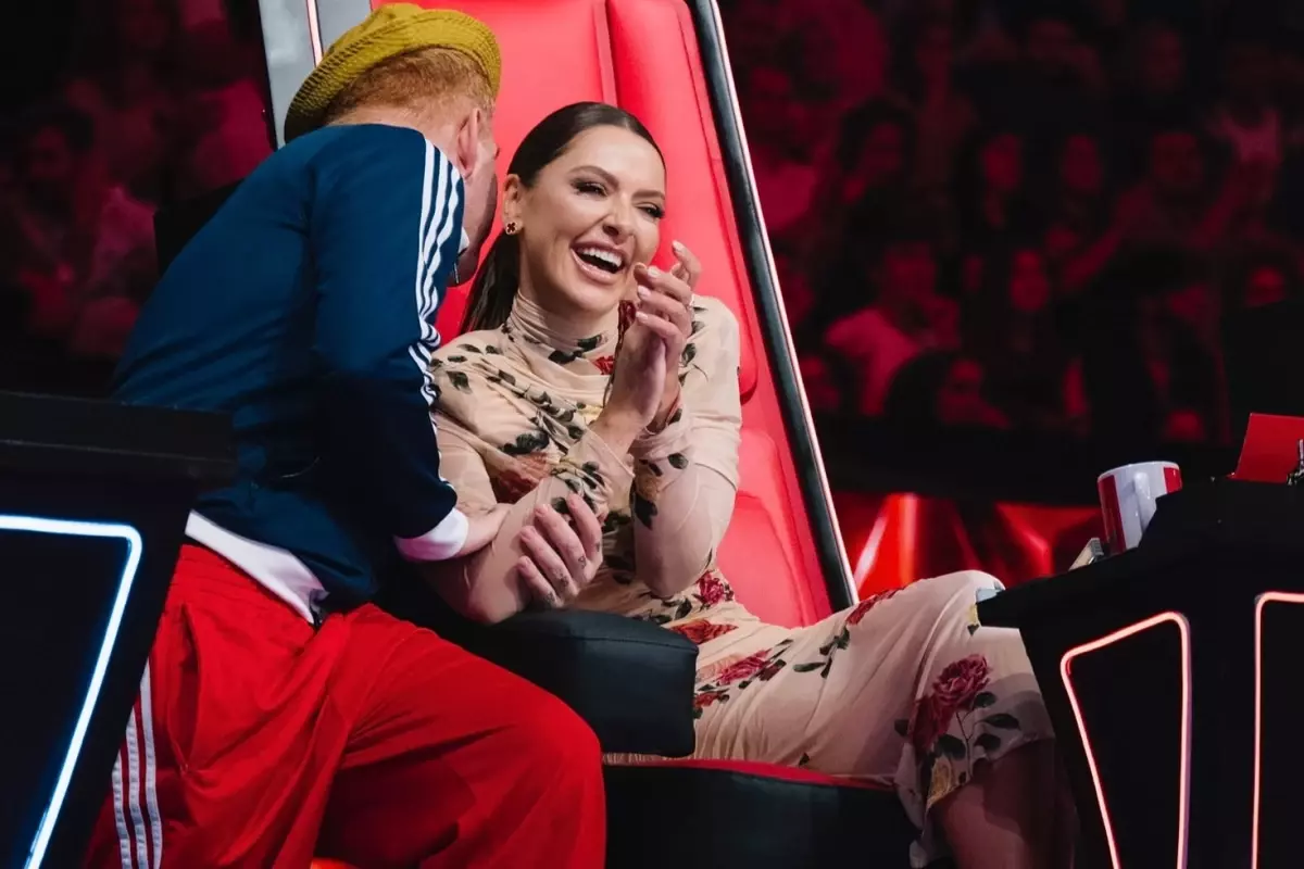 Hadise'nin tercihi desenli mini elbise oldu