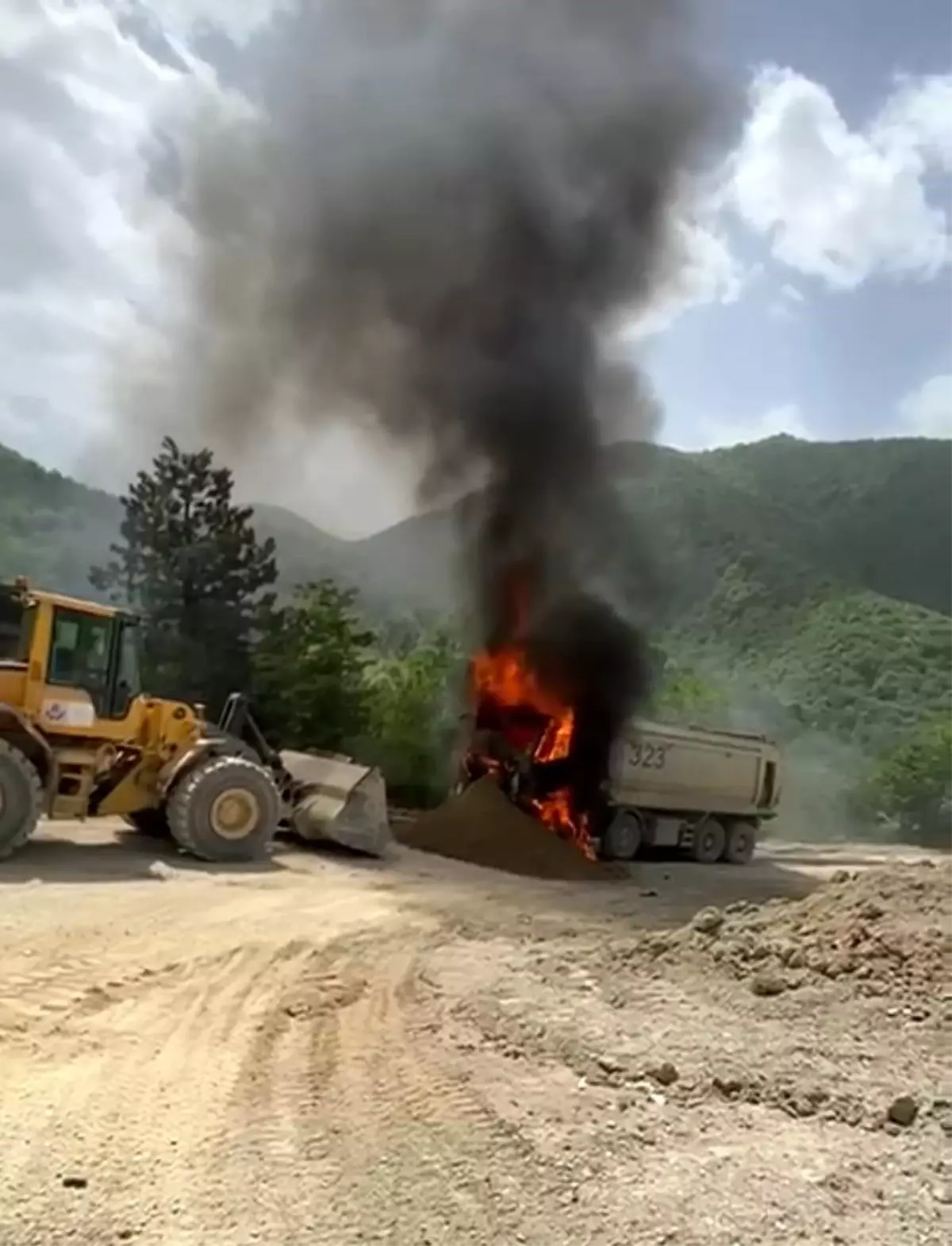 Sinop'ta Kamyon Yangını: Sürücü Kurtuldu