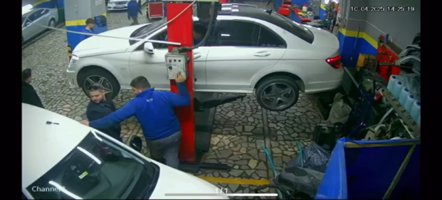 The shop owner said, 'Nothing will happen,' and the mechanic lost his life under a 2.5-ton vehicle