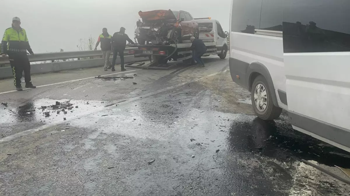 Bursa'da İşçi Servisi ve Otomobil Kaza Yaptı: 12 Yaralı