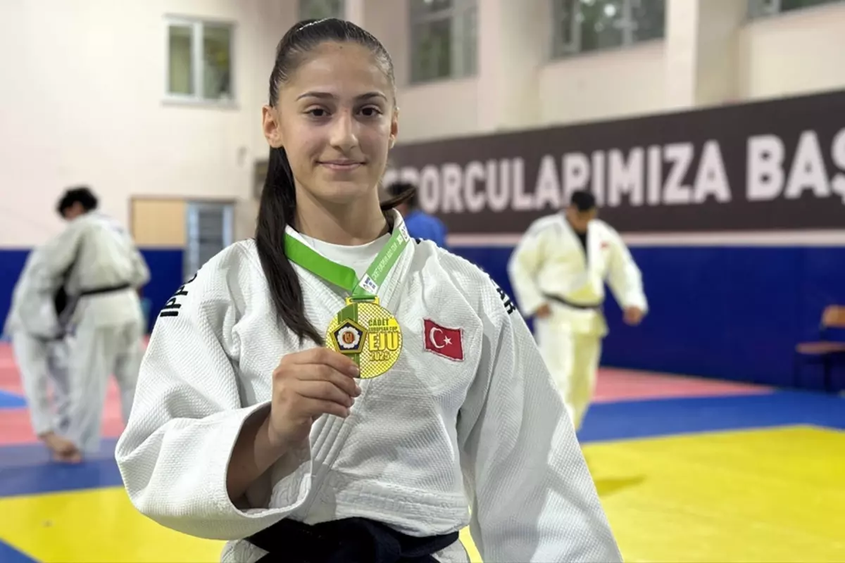 İsrailli rakibini yenen Fatma Zehra, madalyasını Filistin'e adadı