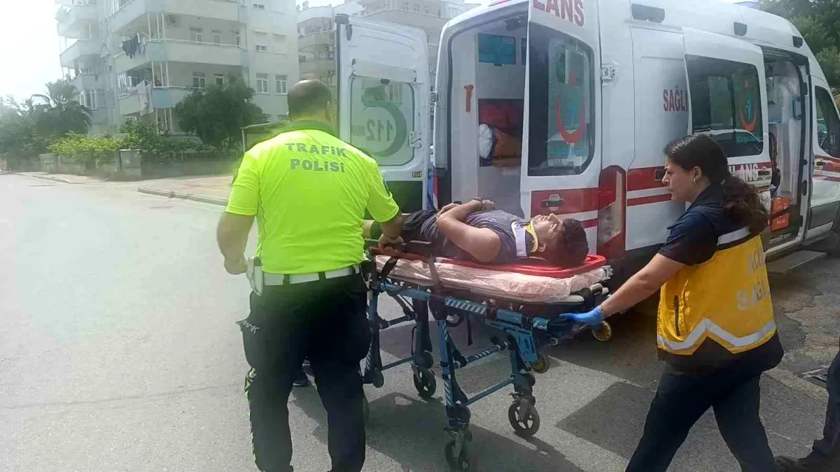 Motosiklet Sürücüsü Kamyonete Çarpmamak İçin Fren Yaptı, Devrildi