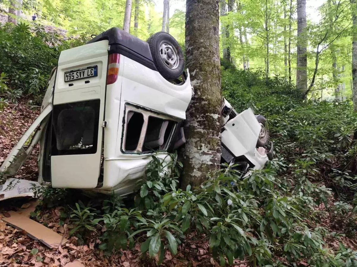 Kastamonu'da Minibüs Uçuruma Yuvarlandı: 10 Yaralı