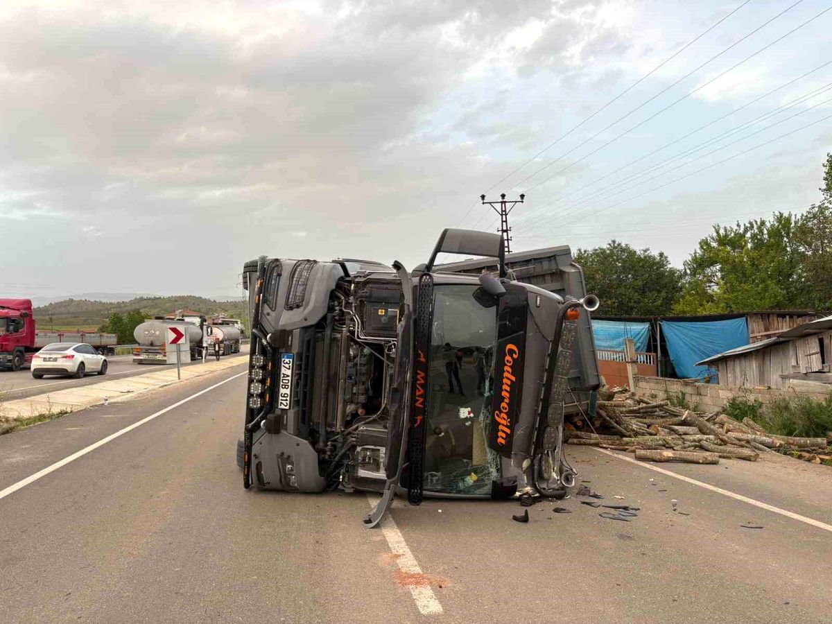 Kastamonu-Sinop Karayolunda Odun Yüklü Tır Devrildi: Sürücü Yaralandı