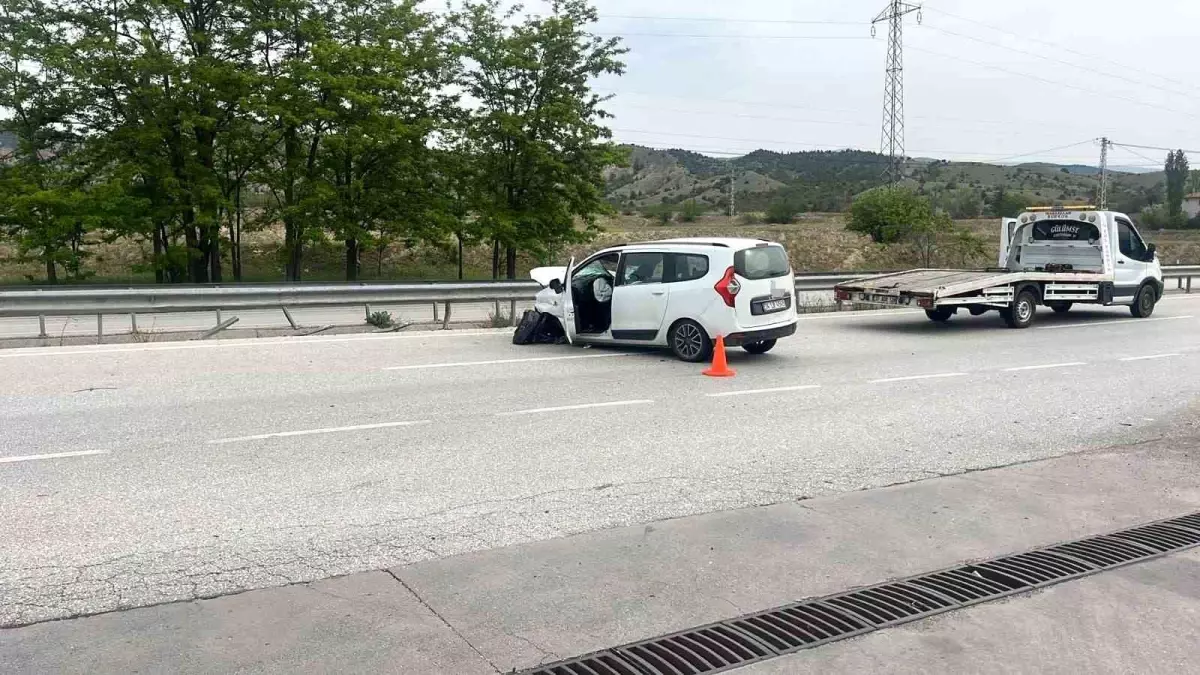 Tosya'da Otomobilin Tıra Çarpması Maddi Hasarla Atlatıldı