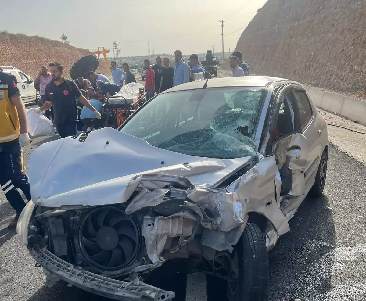 Mardin'de Otomobil ve Traktör Çarpıştı: 3 Yaralı