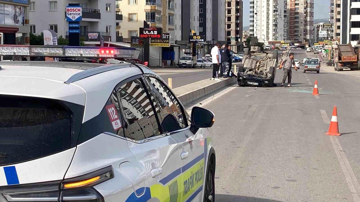 Mersin'de Trafik Kazası: Otomobil Ters Döndü