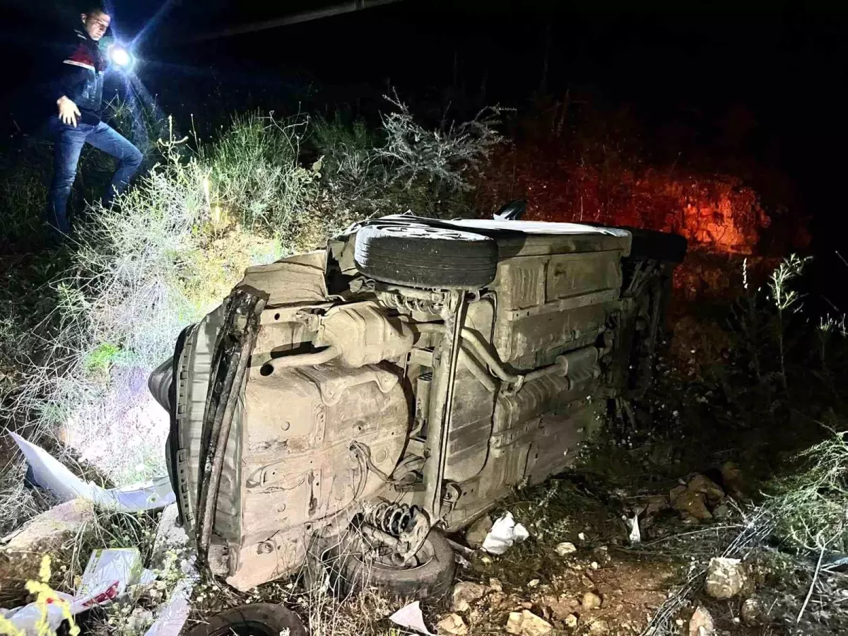 Adıyaman'da Otomobil Şarampole Yuvarlandı: 2 Yaralı