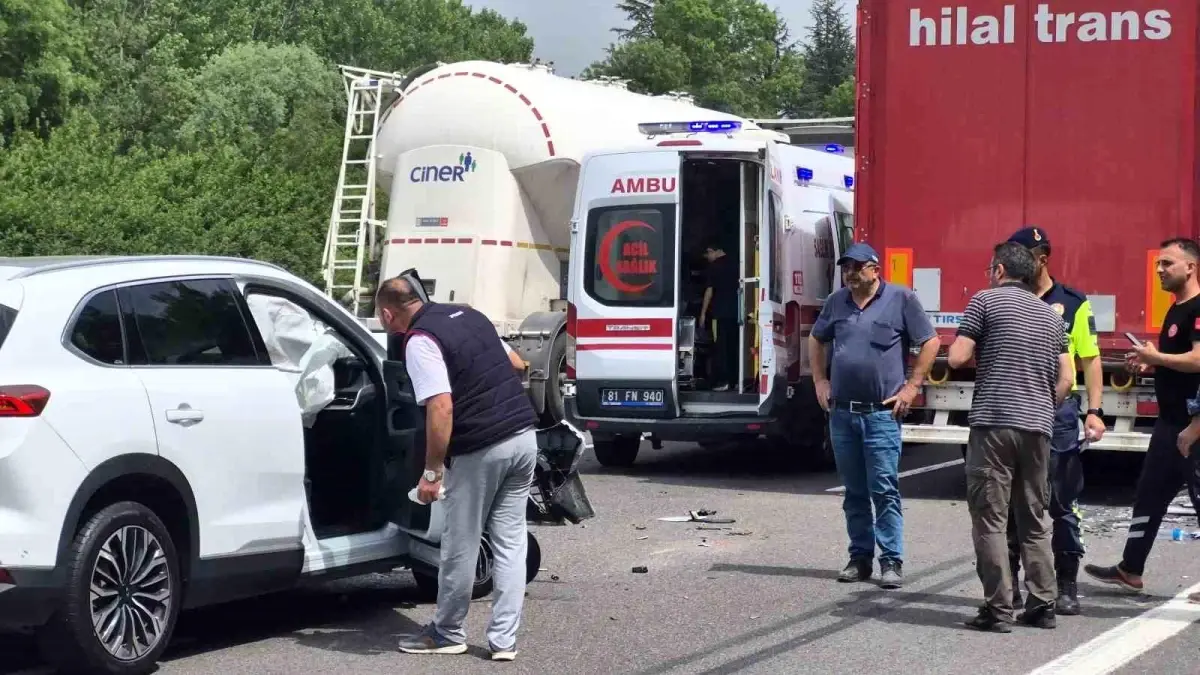 Düzce'de Otoyolda Tır ve Otomobil Kazası: 4 Yaralı