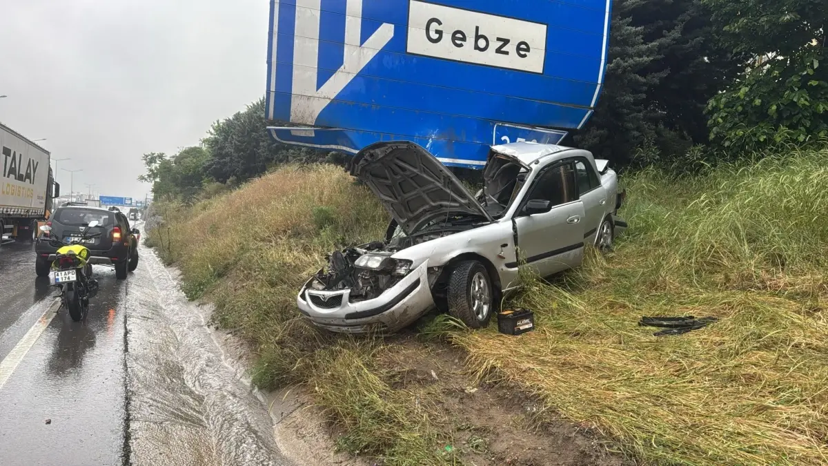 Yağmur Nedeniyle Takla Atan Otomobilin Sürücüsü Yaralandı
