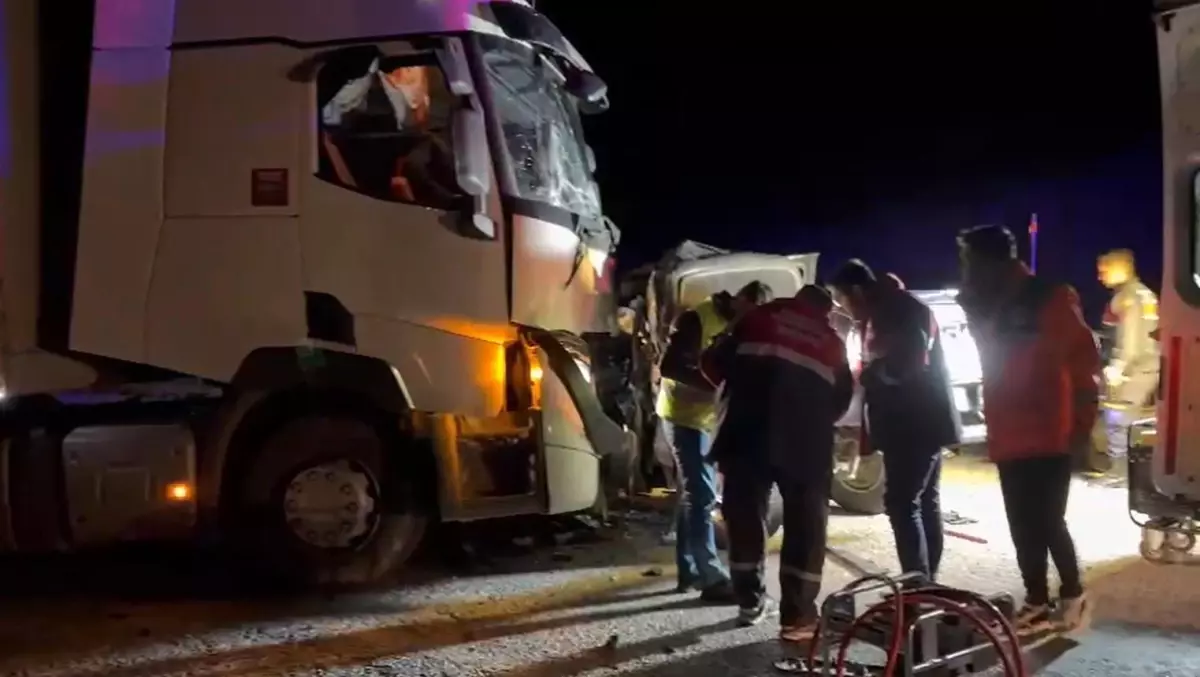Sivas'ta Tır ve Pikap Kafa Kafaya Çarpıştı: 1 Ölü