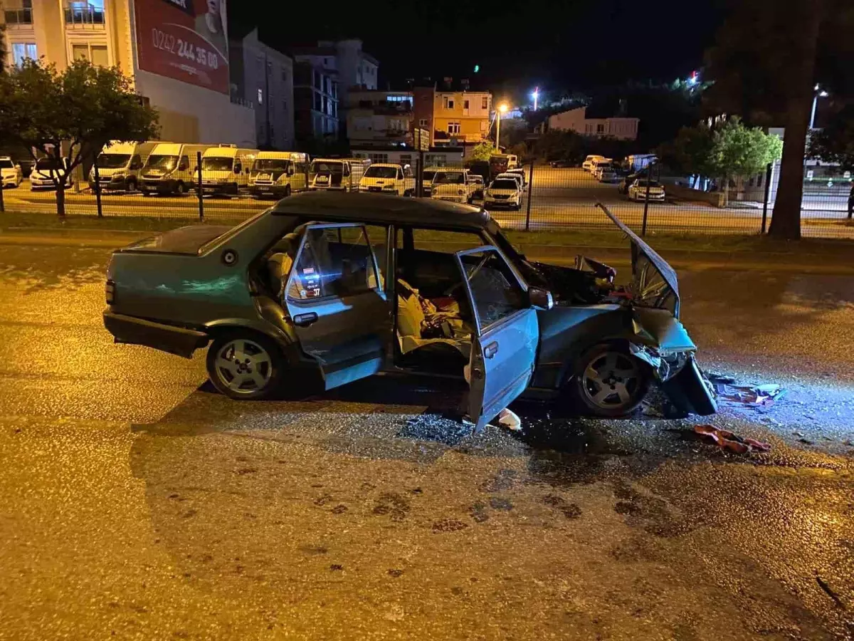 Antalya'da Tırla Çarpışan Tofaş Marka Otomobilde 2 Yaralı