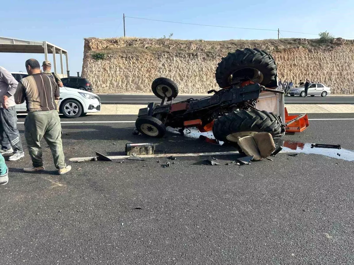 Mardin'de Otomobil ile Traktör Çarpıştı: 3 Yaralı