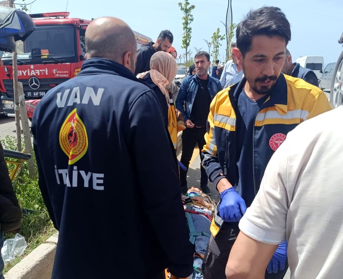 Van'da Trafik Kazası: 3 Yaralı
