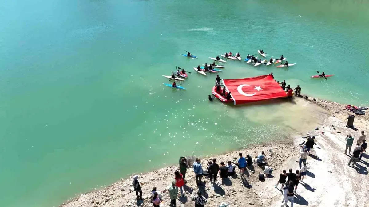 Yusufeli Barajı'nda Renkli Kano ve Rafting Etkinliği