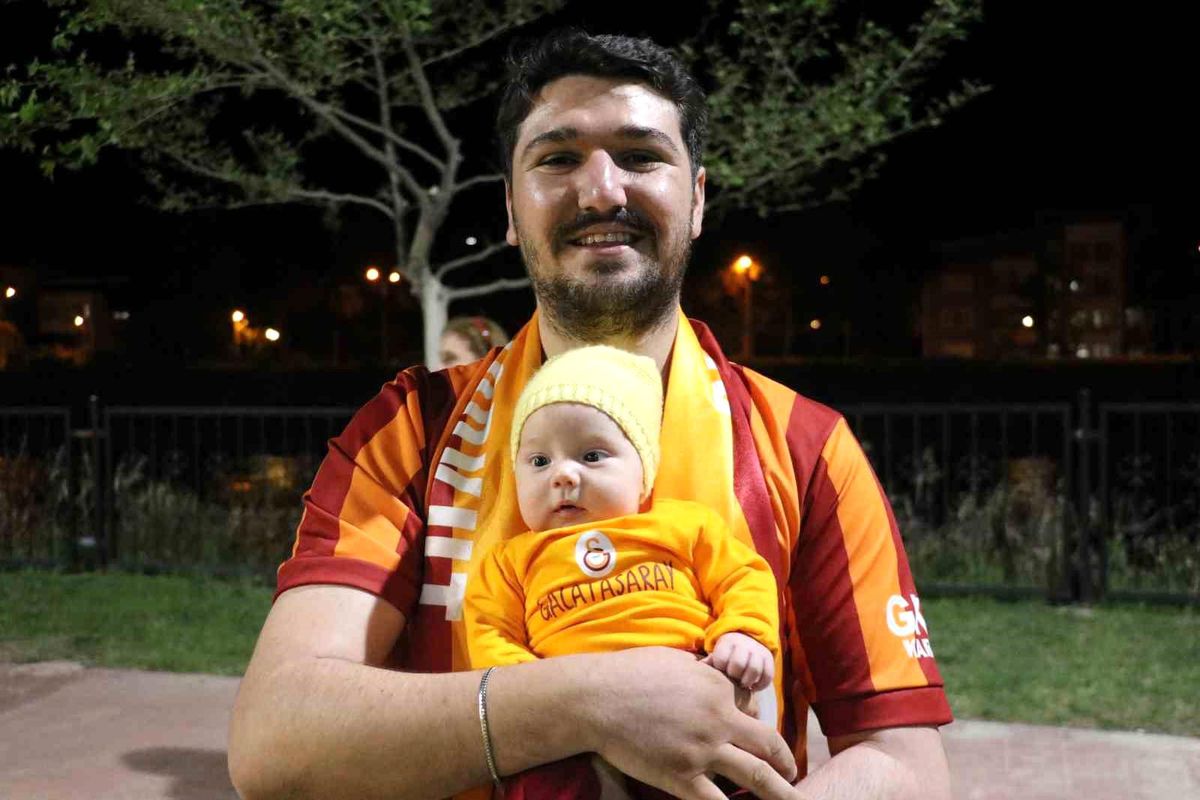 Galatasaray Taraftarı Çift, 25. Şampiyonluğu 52 Günlük Bebekleriyle Kutladı