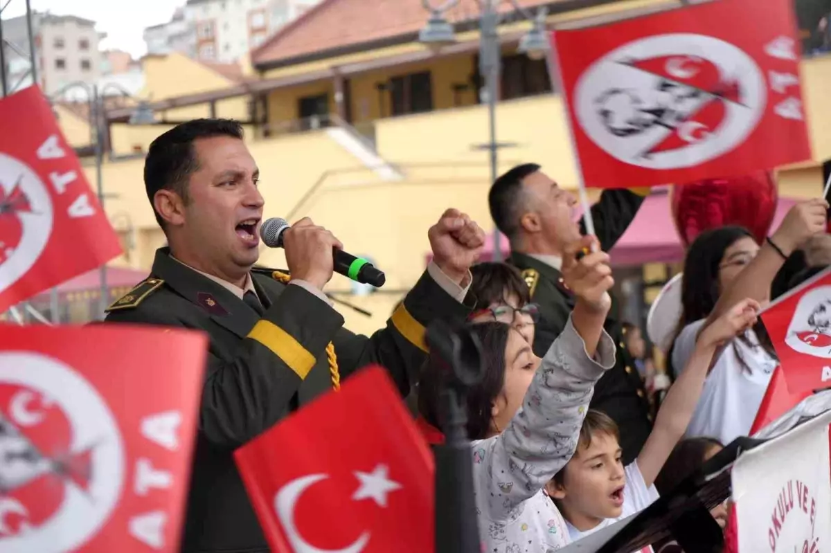Samsun'da Askeri Bando Sefo'nun Şarkısını Seslendirdi