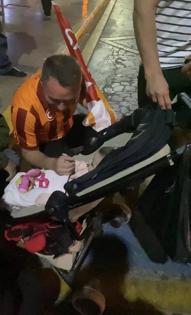 The family celebrating the championship forgot their baby in the middle of the road