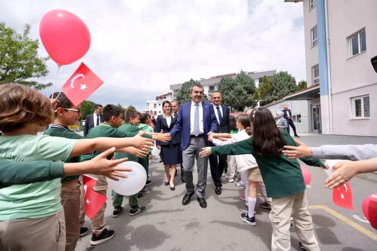 Bakan Tekin Tuzla Atatürk İlkokulunu Ziyaret Etti