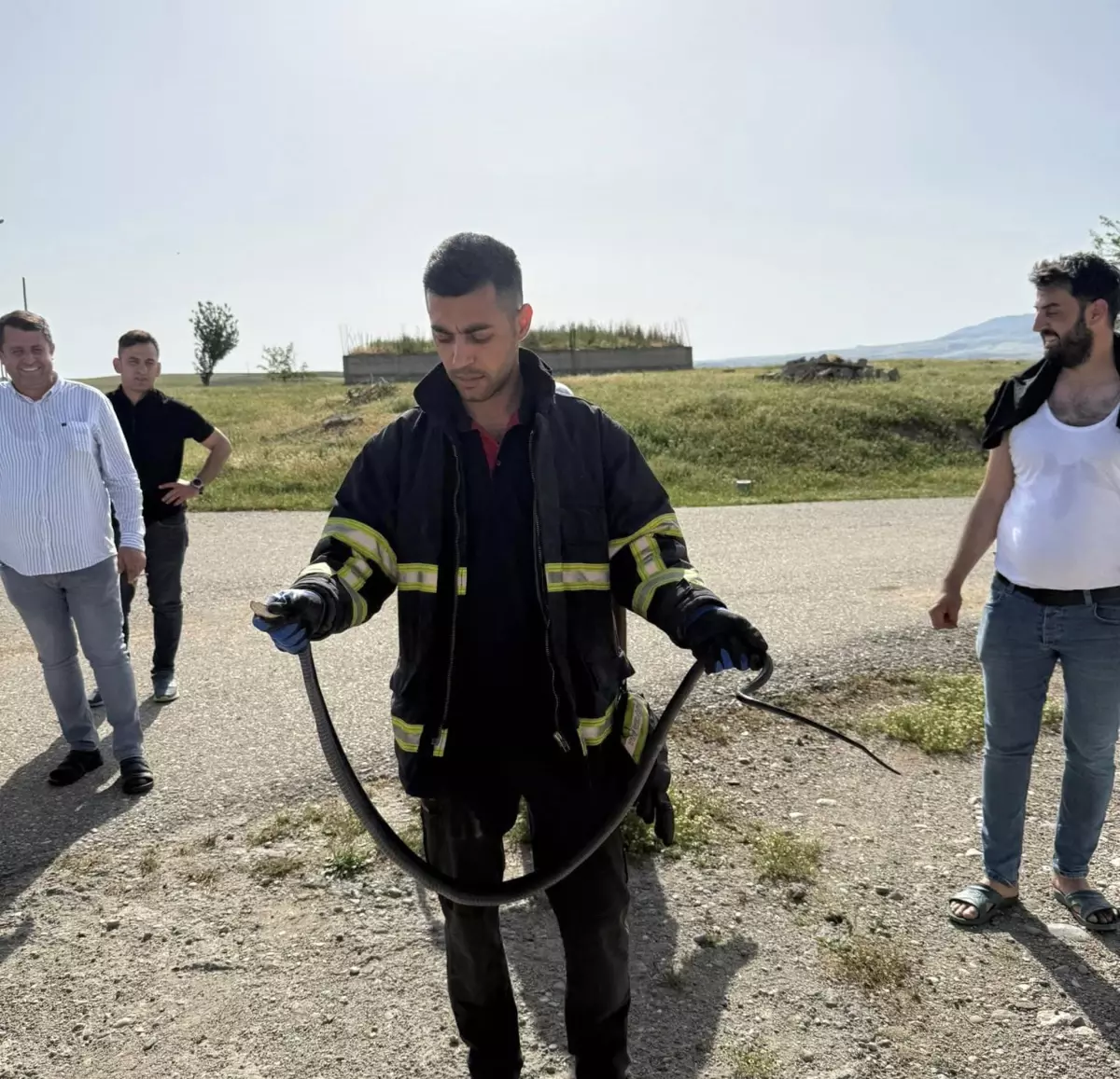 Kozluk'ta Yılan Paniği: İtfaiye Ekipleri Müdahale Etti
