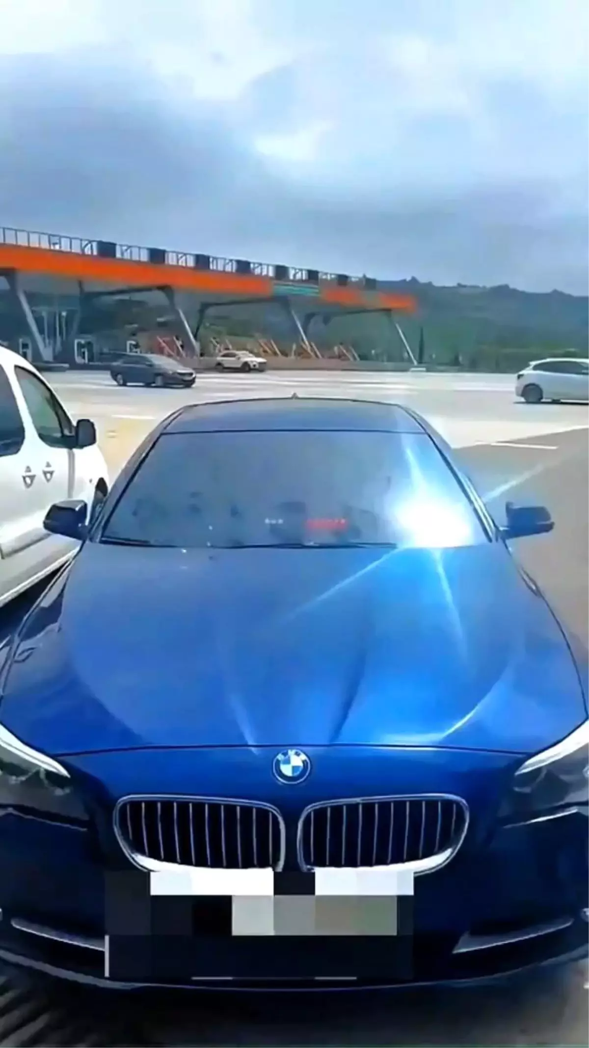 Lüks Otomobilden Çakar ve Siren Çıktı, Sürücüye Cezalar Kesildi