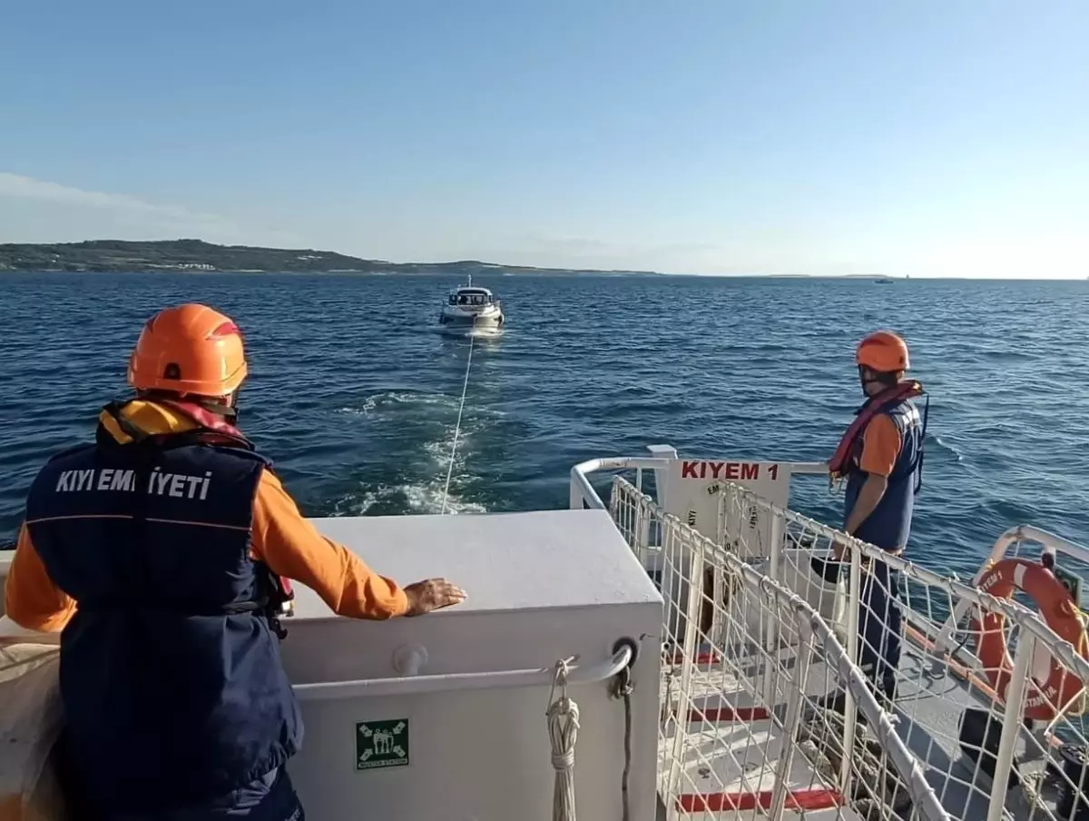 Çanakkale Boğazı'nda Makine Arızası Geçiren Tekne Kurtarıldı