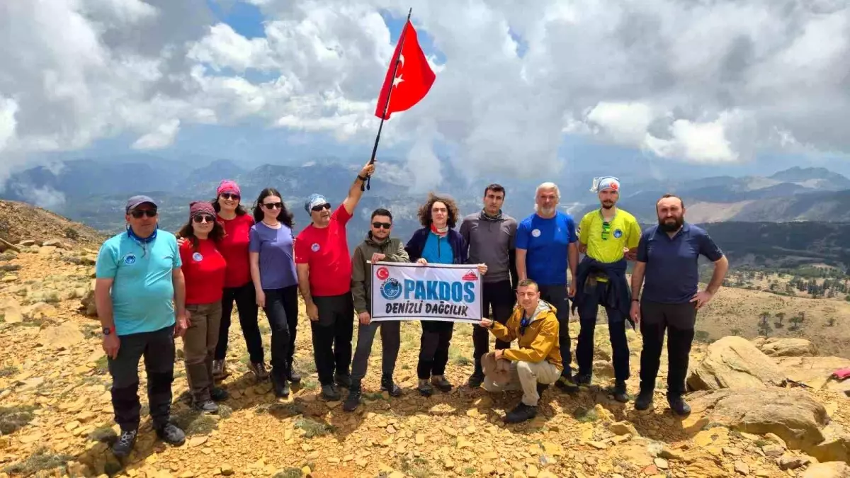 Denizlili Dağcılar 19 Mayıs'ı Sandras Dağı'nda Kutladı