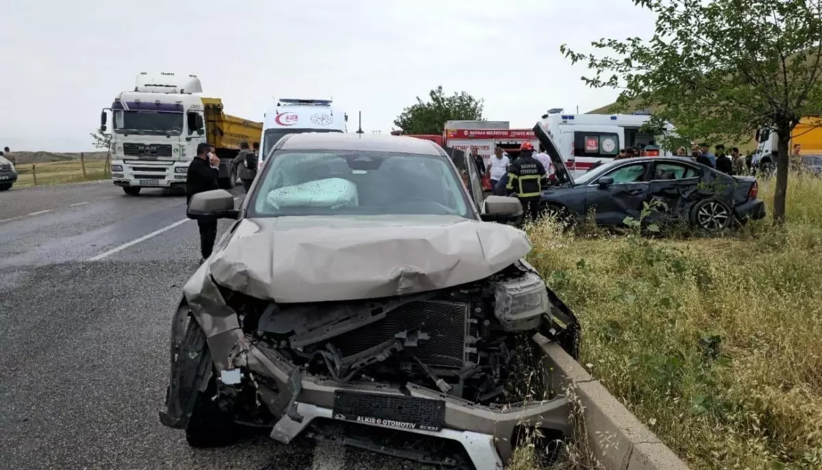 Diyarbakır'da Otomobil ve Kamyonet Çarpıştı: 1 Ölü, 3 Yaralı